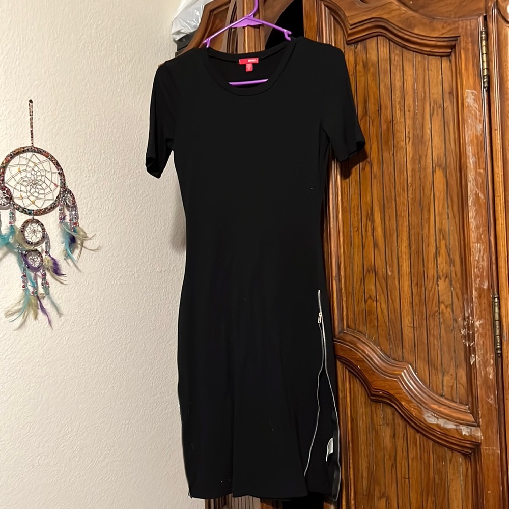 Cute black dress that zips up half way on both sides